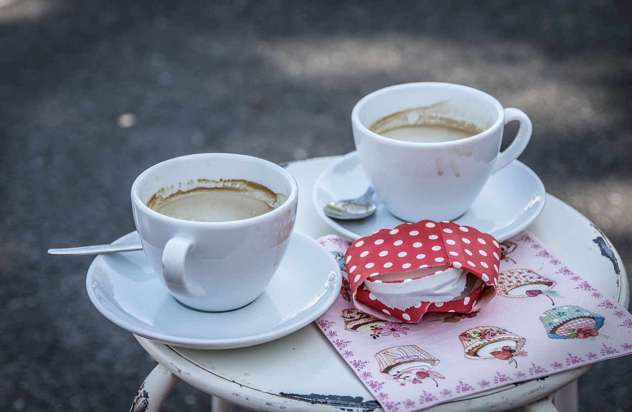 Rimedio efficace per rimuovere macchie di caffè dai tessuti, con istruzioni visive passo dopo passo.