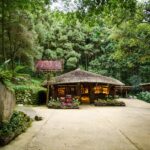 Ristorante panoramico tra le montagne, tavoli all'aperto e piatti deliziosi a prezzi accessibili.