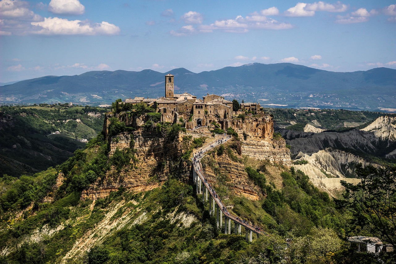 Sentiero panoramico in Italia, vista mozzafiato su montagne e natura incontaminata.