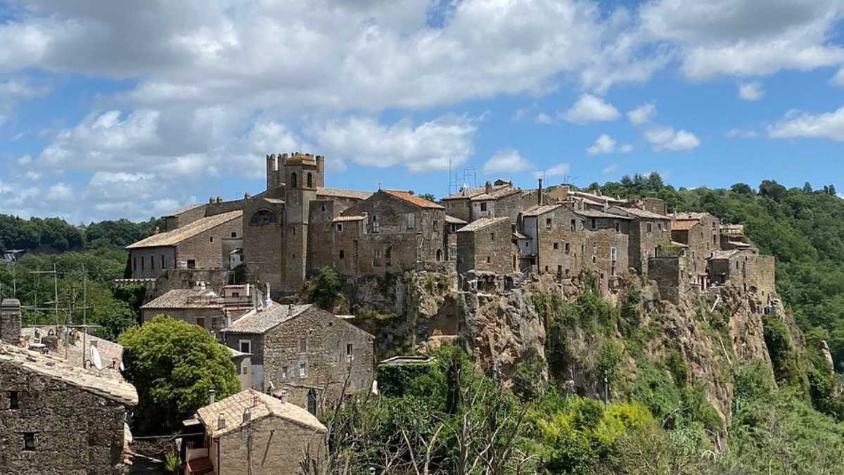 Villaggio medievale pittoresco, con strade acciottolate e edifici storici, perfetto per un set cinematografico.
