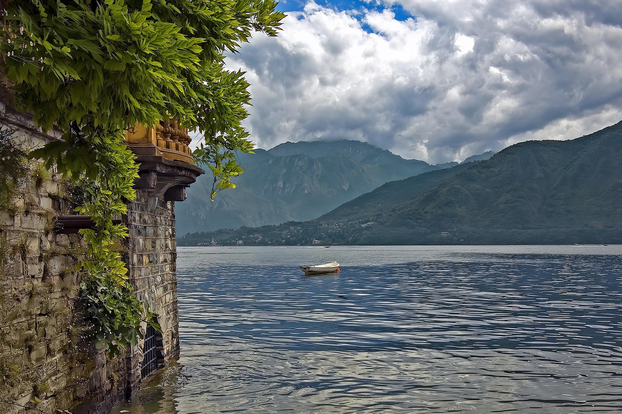 Panorama di un lago nascosto circondato da montagne, con acque tranquille e vegetazione lussureggiante.