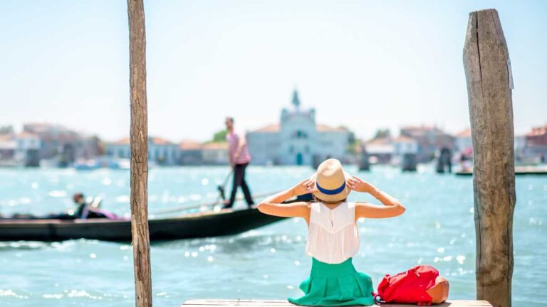 Perché tutti stanno andando in vacanza qui: ecco la meta più cliccata dell'anno