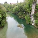 Lago italiano con acqua cristallina, circondato da natura, senza turisti.