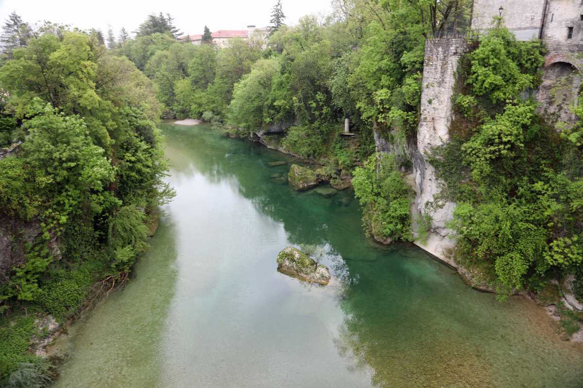 Lago italiano con acqua cristallina, circondato da natura, senza turisti.